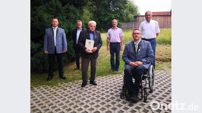 Jubilarehrung bei den Feuerschützen: (von links) Schützenmeister Eugen Meisenhelter, Bürgermeister Michael Göth, Andreas Renner (60 Jahre), Hans Götz (25 Jahre), Oberschützenmeister Jürgen Weiß und Peter Schmidt (50 Jahre). Bild: Jürgen Weiß