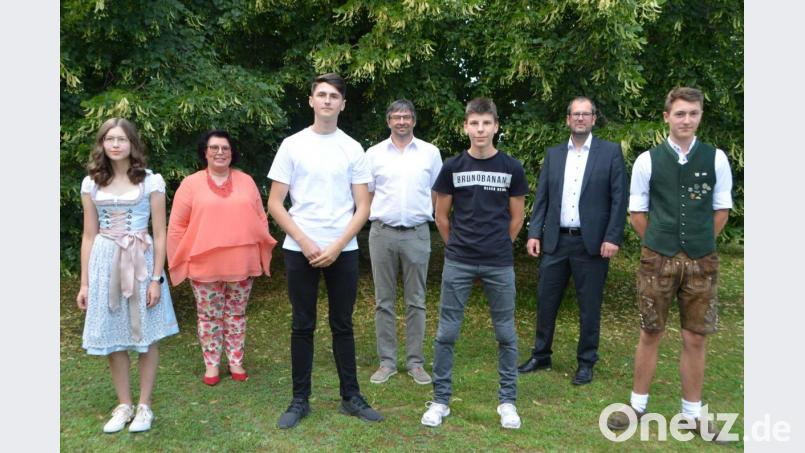 Klassenbester aus der 10 a wurde Leon Snajdr (Dritter von links) mit einer glatten Eins. Doch auch Theresa Gollwitzer, Leon Keck und Konstantin Stahl waren mit ihrem Durchschnittsergebnis besser als 1,5. Darüber freuten sich insbesondere Realschuldirektor Kilian Graber (Zweiter von rechts), Stellvertreterin Ulrike Partl-Mahlendorf (Zweite von links) und Klassenleiter und Realschulstudienrat Bernd Meier (Mitte). Felix Meier der ebenfalls zu dieser Riege gehörte, ist nicht im Bild. Bild: dob