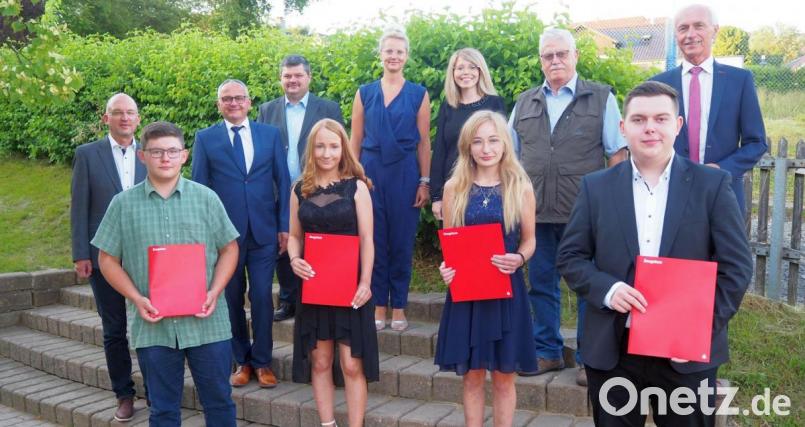 Mit einem Wertgutschein wurden die Jahrgangsbesten Hannes Kellner, Larissa König, Sophie Heinrich und Jonas Wenzel (erste Reihe, von links) ausgezeichnet. Zu den ausgezeichneten Leistungen gratulierten Rektor Alexander Köstler, Pullenreuths Erster Bürgermeister Hubert Kraus, Ebnaths Zweiter Bürgermeister Michael Sticht, Klassleiterin Sissy Zeltner, Mehlmeisels Dritte Bürgermeisterin Cathrin Seltmann sowie Brands Dritter Bürgermeister Georg Zaus und Neusorgs Erster Bürgermeister Peter König (zweite Reihe, von links). Bild: jpl
