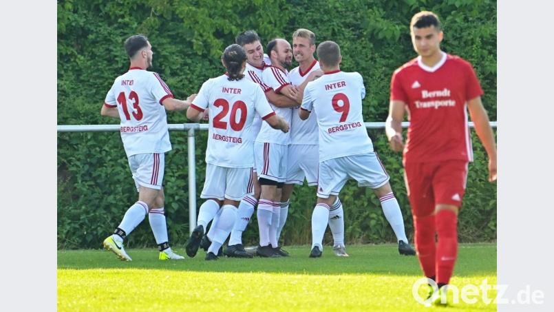 Nach vier Minuten stand es schon 1:0 für den SV Inter Bergsteig Amberg (weiße Trikots). Torschütze Timo Nürnberger (hinten Zweiter von rechts) lässt sich feiern. Bild: ref