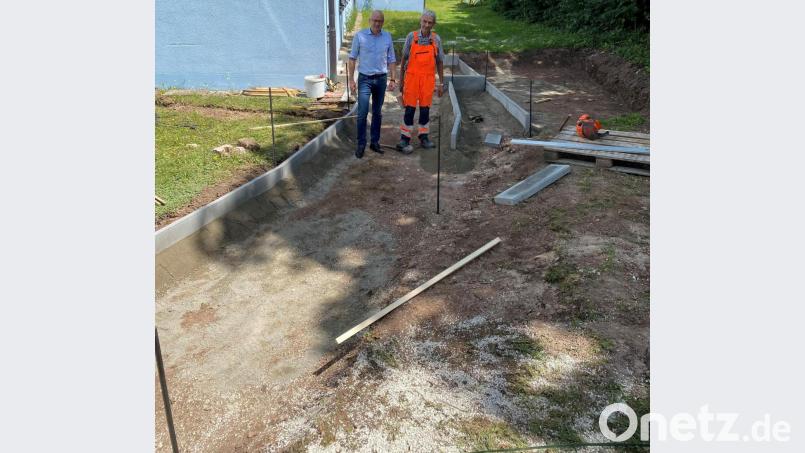 Bürgermeister Bernhard Lindner und Bauhofvorarbeiter Josef Wismeth (von links) freuen sich über den Fortschritt beim Bau der Außenanlage für die provisorische Kinderkrippe. Bild: ibj