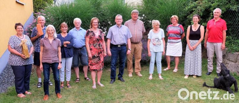 Das neue Team des Fördervereins Pro Etzenricht e.V. und die scheidenden Vorstandsmitglieder (von links) Claudia Stöckl und Hans-Peter Pauckstadt-Künkler. Bild: wlr