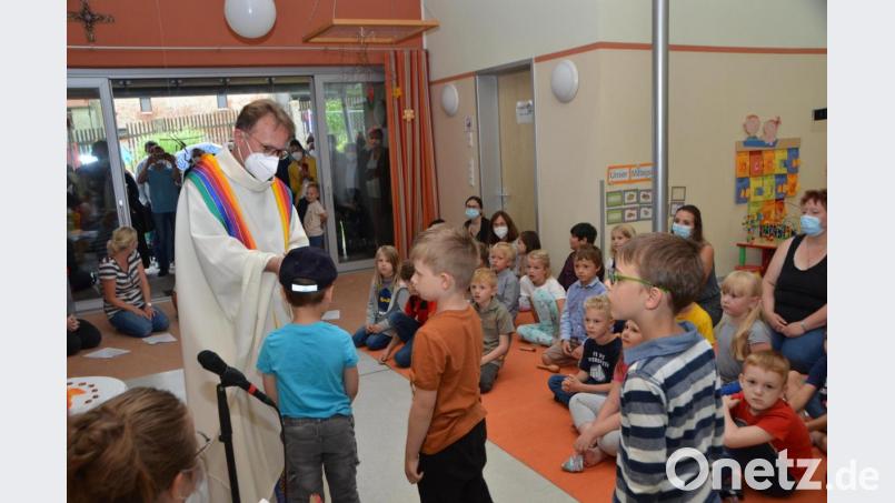 Mit dem persönlichen Segen von Dekan Alexander Hösl erhielten die Kinder auch ein Käppi mit den Initialen. Bild: dob