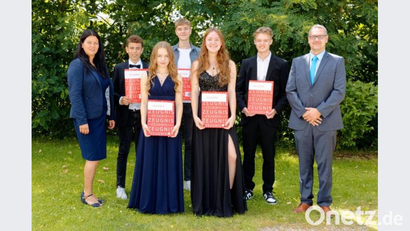 Schulleiter Stefan Neumeier (rechts) und Konrektorin Myriam Grabinger (links) zeichneten (von links) Benedikt Heinl, Lisa, Berger, Johannes Drexler, Alina Schmid und Felix Berger aus. Bild: Zilker/exb