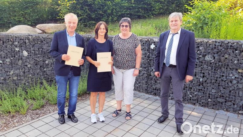 Schulleiter Werner Winderl verabschiedete (von links) Rudi Schneider, Margaretha Eckl und Rosemarie Schauer in den Ruhestand. Bild: akp