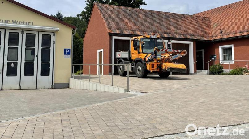 Der Hirschbacher Unimog steht vor dem Bauhof. Dessen Möglichkeiten an Personal und Geräten will die Gemeinde in Zukunft mit den Nachbarn in Königstein bündeln. Bild: lei