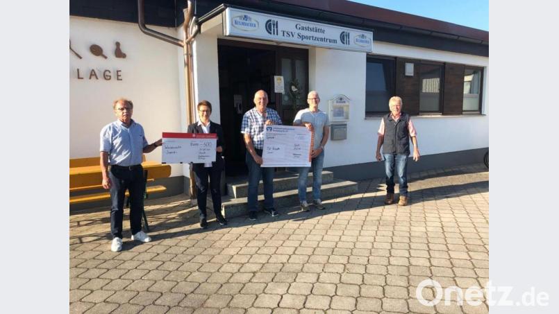 Gut angelegt sind die Spenden des Badbauvereins, der nun eine Stiftung ist: Werner Walberer (von links) Sabine Wittmann, Josef Sirtl, Uwe Hautmann und Rainer Wutz freuen sich über die Spendensummen. Bild: ffz