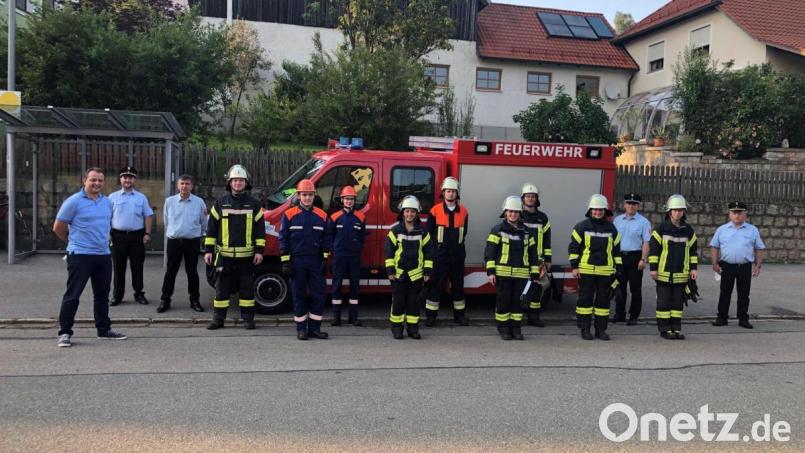Die Feuerwehrleute freuen sich über die bestandene Prüfung. Bild: Matthias Maier/exb