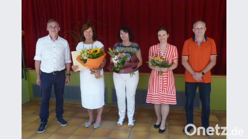 Blumen zum Abschied für drei Lehrerinnen: (von links) Rektor Peter Danninger, Gabriele Mutzbauer, Helga Schlosser, Carina Kirrschhock und Konrektor Harald Röbl. Bild: pad