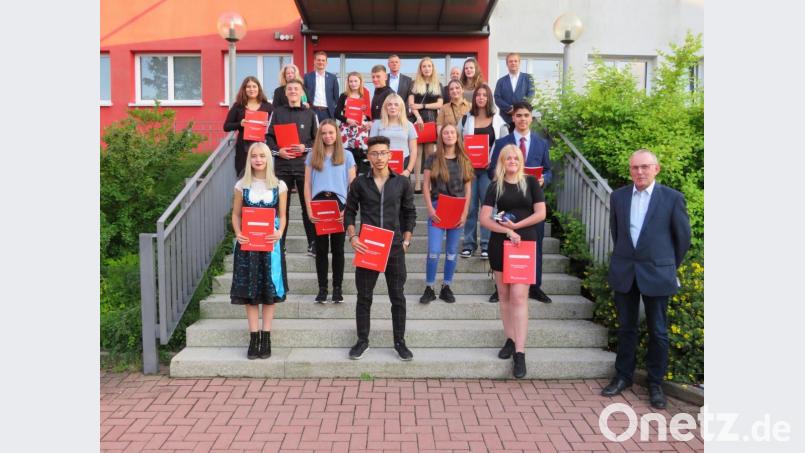 Die Entlassschüler der 9. Klasse der Mittelschule Altenstadt mit den Schulbesten Leonie Möller, Yazan Nasri und Juliana Hock (vorne, von links). Bild: adj