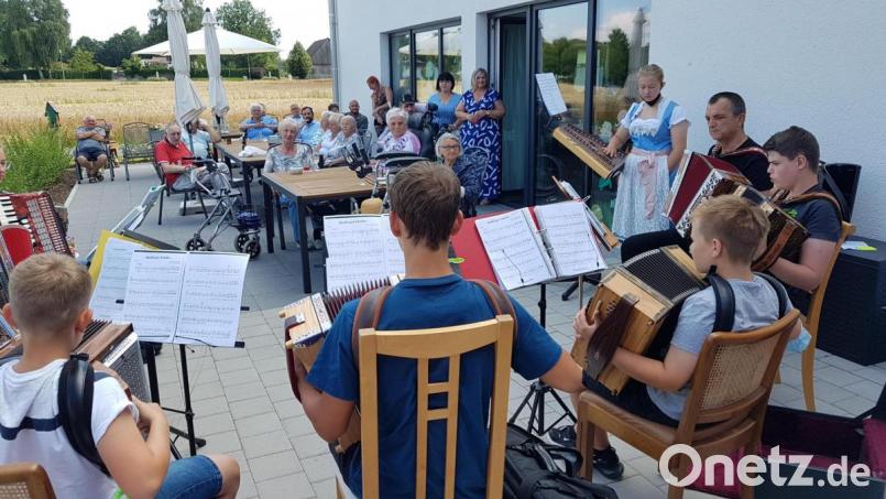 Einen bunten Nachmittag mit Besuch aus der Musikschule erlebten erstmals die Bewohner der Wohnanlage und Tagesstätte. Sie freuen sich bereits auf ein Wiedersehen mit den jungen Musikanten. Bild: gi