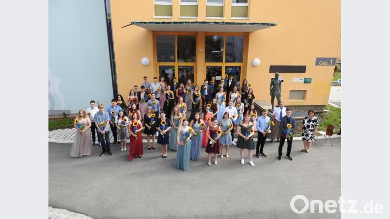 Der Jubiläumsjahrgang der Lobkowitz-Realschule war ein Spitzenjahrgang. 45 Absolventinnen und Absolventen schlossen mit einer Eins vor dem Komma ab. Leonie Luber, Celina Schießl, Marlene Beer und Max Grundler (vorderste Reihe von links) erzielten gar die Traumnote von 1,0. Bild: Ramon Comez-Islinger