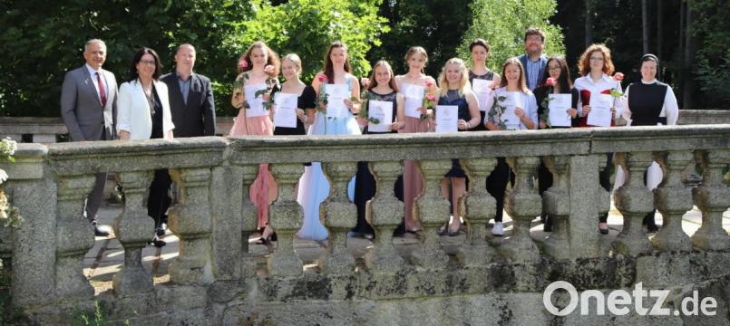 Die besten Schülerinnen der Klasse 10a mit den Vertretern der Schule den Ehrengästen. Bild: Rektorat MRS Waldsassen/exb