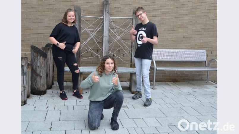 Paula Zant, Ricarda Baum und André Hofmann (von links) aus der Klasse 7M der Mittelschule Waldsassen freuen sich über den Preis. Bild: Mittelschule Waldsassen/exb
