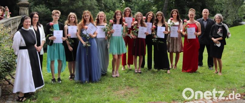 Die besten Schülerinnen der Klasse 10 b zusammen mit den Vertretern der Schule und den Ehrengästen. Bild: Rektorat MRS Waldsassen/exb