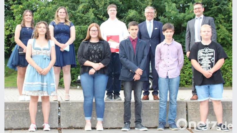 Bei der Entlassfeier an der Mittelschule in Tirschenreuth wurden auch die besten Schüler ausgezeichnet: hinten, von links: Julia Fischer (M10), Elena Kilian (M10), Constantin Bock (M10), Bürgermeister Franz Stahl und Rektor Jürgen Bayer; vorne, von links: Luzia Flunk (M10), Lena Hössl (M10), Gabriel Schicker (9b), Peter Gmeiner (9a) und Timo Mitzscherlich (9a). Bild: heb