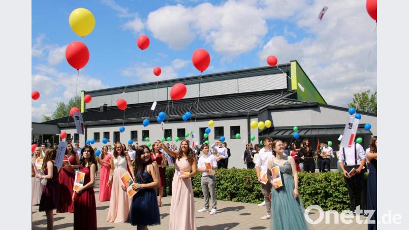 111 Luftballons ließen die Absolventinnen und Absolventen der Lobkowitz-Realschule versehen mit íhren Wünschen in den weißblauen Himmel steigen. Bild: prh