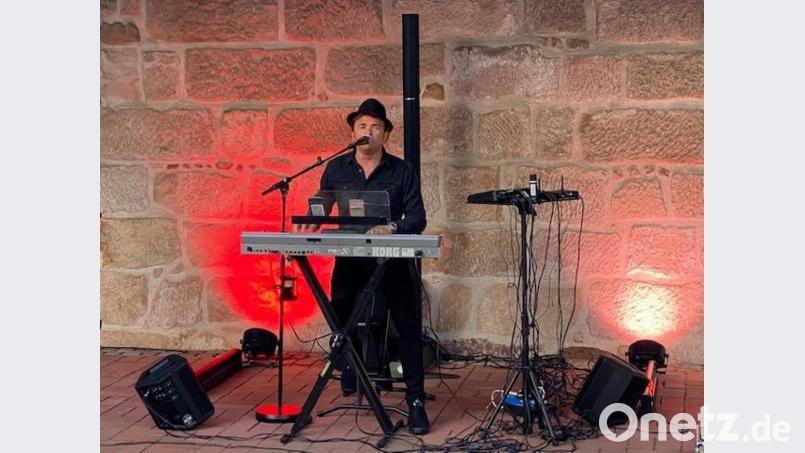 Sänger Angelo Palazzotto gestaltete den Italienischen Abend nach der Jahreshauptversammlung musikalisch. Bild: Michael Graf/exb
