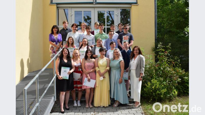 Stellvertretend für die drei Abschlussklassen der Landgraf-Ulrich-Mittelschule steht hier die Klasse M10A mit ihrer Klassenlehrerin Angelika Ibler (hinten links) und der Schulleiterin Silke Schmid (vorne rechts). Bild: bnr