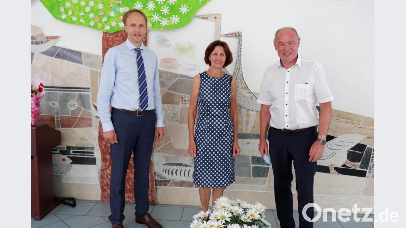 Die Leiterin der Grundschule Kümmersbruck in den Ruhestand verabschiedet (von links): Schulamtsdirektor Stephan Tischer, Rektorin Eva Hampel und Bürgermeister Roland Strehl. Bild: hmp