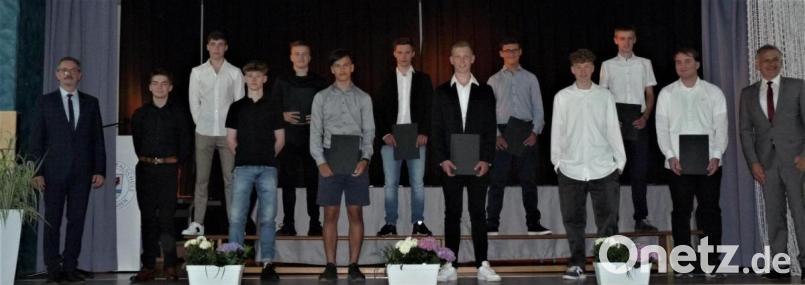 Die erfolgreichsten Schüler der Realschule im Stiftland zusammen mit Schulleiter Stephan Drexler (links) und Landrat Roland Grillmeier (rechts). Bild: Alexandra Wittke/exb