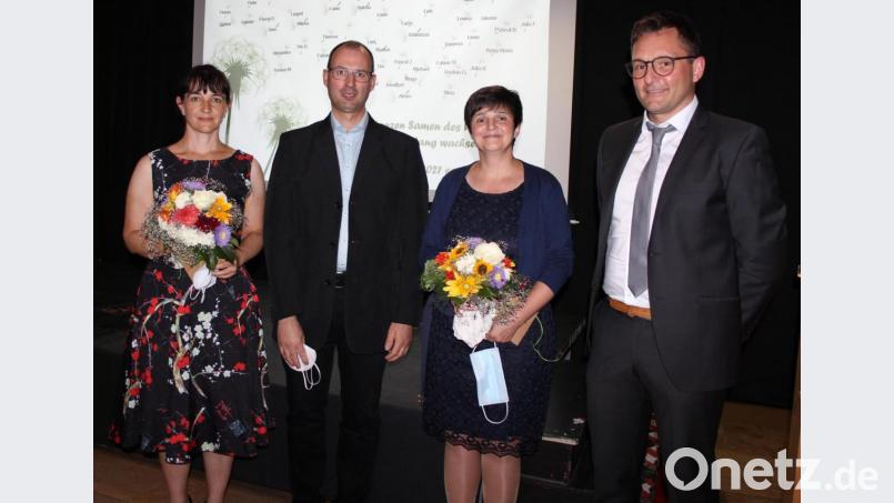 Bei der Abschlussfeier wurden auch wieder Mitglieder des Elternbeirates verabschiedet: Rektor Jürgen Bayer (rechts) dankte den scheidenden Elternbeiratsmitgliedern Renate Faltenbacher (links) und Christine Reuss. Mit auf dem Bild ist auch Elternbeirat Andreas Fischer. Bild: heb