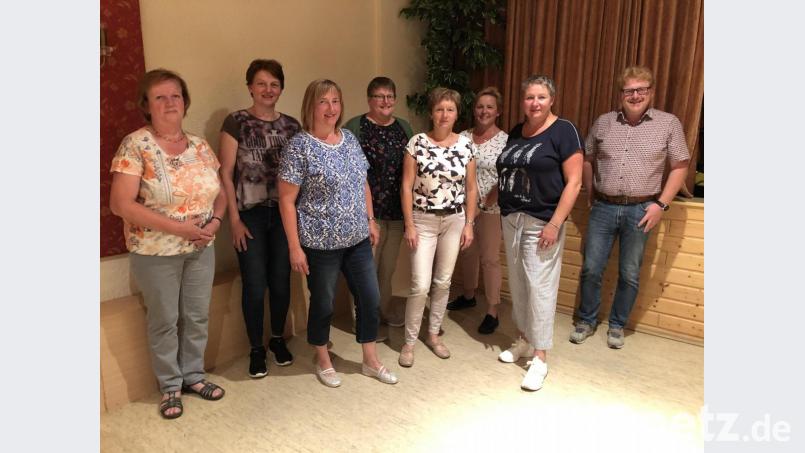 Den neuen Frauenbund-Vorstand bilden (von links) Edeltraud Pirner, Marianne Meidenbauer, Birgit Kirsch, Christine Pesold, Birgit Paulus, Erika Pirner und Johanna Gebhard. Mit im Bild ist Bürgermeister Bernhard Köller. Bild: gut