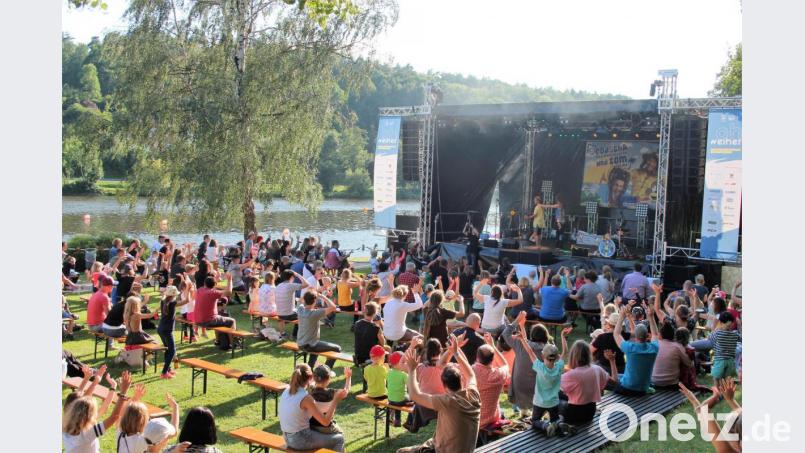 Rodscha aus Kambodscha und Tom Palme sorgen für beste Stimmung beim Open-Air am Eschenbacher Rußweiher. Bild: stg