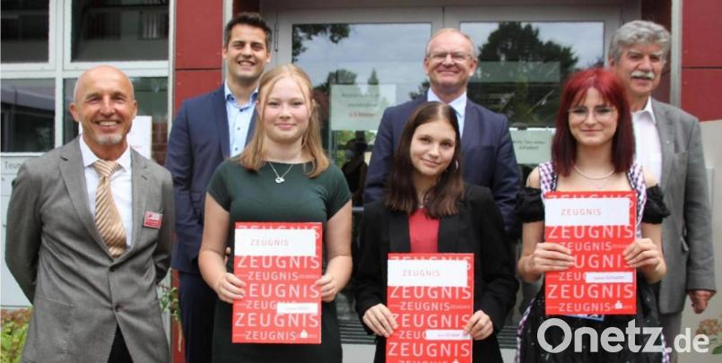 Beste Schüler an den Berufsfachschulen waren (vorne, von links) Leonie Hölzl, Jana Gruber und Isabell Schuster. Zu den Ergebnissen gratulierten (von links) Schulleiter Thomas Schiller, Bürgermeister Rudolf Teplitzky, Josef Most, Leiter des Berufsschulzentrums Schwandorf sowie stellvertretende Landrat Jakob Scharf. Bild: frd
