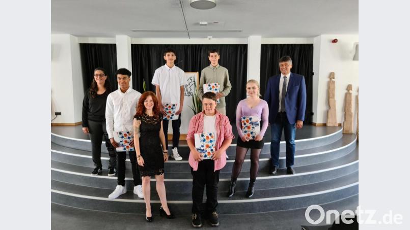 Klassenleiterin Magdalena Lautner, Darrance Cooley, Schulleiterin Anja Bräu, David Blanco, Vincent Specht, Bojan Nikoloski, Jana Utwich und Bürgermeister Edgar Knobloch freuen sich über den Abschluss der 9. Klasse der Mittelschule Grafenwöhr. Bild: sne