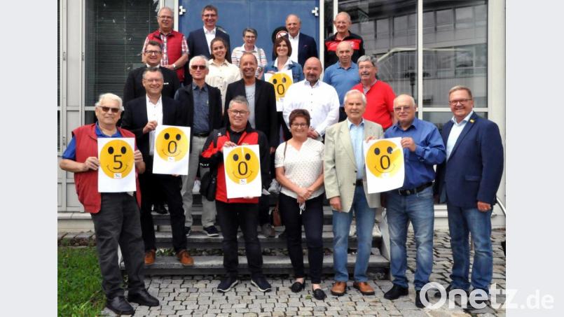 Zum siebten Ma unterstützen die Stadtwerke Amberg 20 Amberger Vereine bei Ihrer Arbeit. Die Vertreter der Vereine freuen sich gerade in Corona-Zeiten über die finanzielle Unterstützung. Bild: Karoline Gajeck-Scheuck/exb