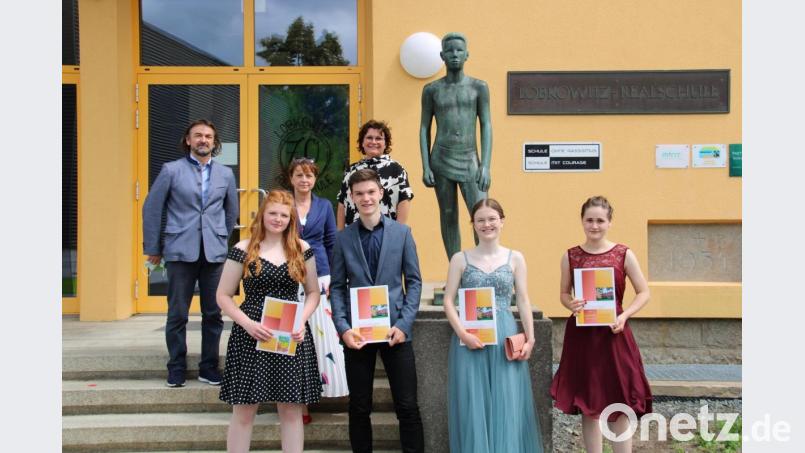 Mit einer Traumnote von 1,0 shlossen Marlene Beer, Max Grundler, Leonie Luber und Leonie Schießl (vorne von links) die Lobkowitz-Realschule ab. Als Spitzenjahrgang bezeichneten Rektorin Irene Sebald und ihre beiden Stellvertreter Martina Fels und Ramon Comez-Islinger (hinten von rechts) den Jubiläumsjahrgang im 70. Jahr des Bestehens der Schule. Bild: prh
