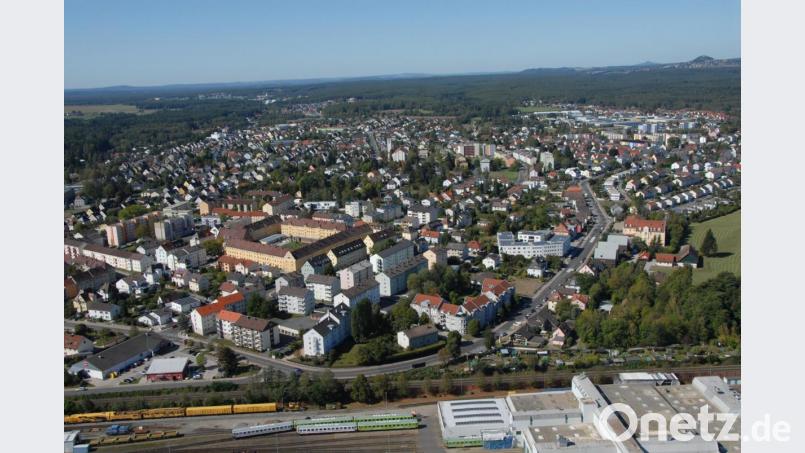 Im Stadtteil Mooslohe können künftig viele Grundstücke zusätzlich baulich genutzt werden. Der Blick auf die Mooslohstraße und den Merklsteig (ganz rechts) zeigt auch die großen Gärten. 


Luftbild: Michael Ascherl Bild: Gustl Beer