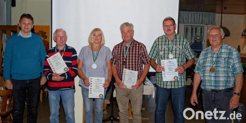 Stadtrat Bernhard Piehler (links) und Clubsprecher Alois Hubmann (rechts) ehrten die anwesenden langjährigen Mitglieder Helmut Fraunhofer, Renate Zehent, Josef Zehent (alle 40 Jahre) und Gerhard Janker (20 Jahre, von links) Bild: Thomas Enslein, Pleystein