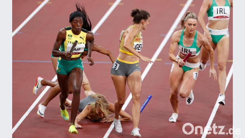Leichtathletik: Olympia, 4 x 400 m, Mixed, Finale im Olympic Stadium. Deutschlands Nadine Gonska (3.v.l) verliert den Stab. Bild: Oliver Weiken/dpa