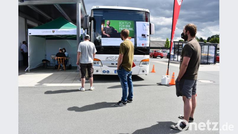 Am Donnerstag kam der Impfbus zum Edeka-Markt nach Kemnath. Nach der Anmeldung ging es für die Impfwilligen zur ärztlichen Aufklärung in den Bus. Bild: lue