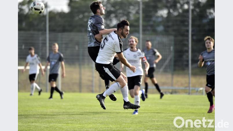 Ein ganz Luftduell zwischen Innenverteidiger und Spielertrainer Erdal Izmire (vorne) von der SG Ursulapoppenricht und dem Paulsdorfer Doppeltorschützen Christian Schreier. Bild: Ziegler