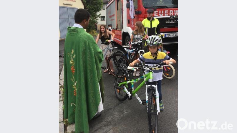 Neben Fahrrädern wurde in Ebnath auch das Feuerwehrauto gesegnet. Bild: soj
