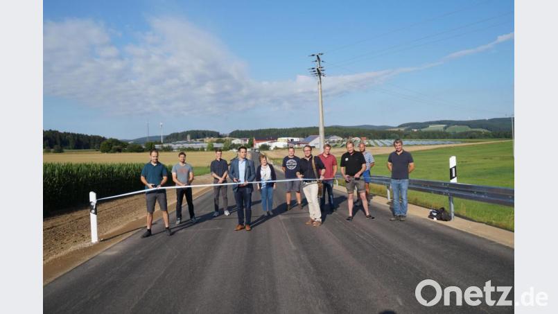 Im Beisein von Stadträten, Bauhofmitarbeitern und Vertretern der Baufirma Rappl wurde mit dem Zerschneiden des Bandes die verbreiterte Straße offiziell für den Verkehr freigegeben. Im Bild zu sehen sind Bauamtsleiter Stefan Pronold (links), Björn Letz vom Staatlichen Bauamt Amberg/Sulzbach (dritter von links), Bürgermeister Rudolf Teplitzky (vierter von links), Wolfgang Vetter (fünfter von rechts) und Martin Dunst (rechts) vom Ingenieurbüro Weiss - Beraten und Planen.
﻿ Bild: wel
