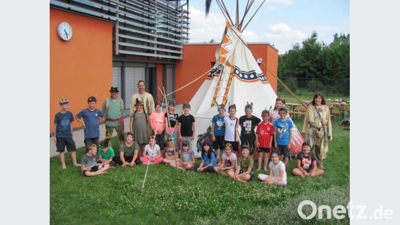 Die Schüler bestaunten das hinter der Turnhalle aufgebaute Tipi. Bild: sei