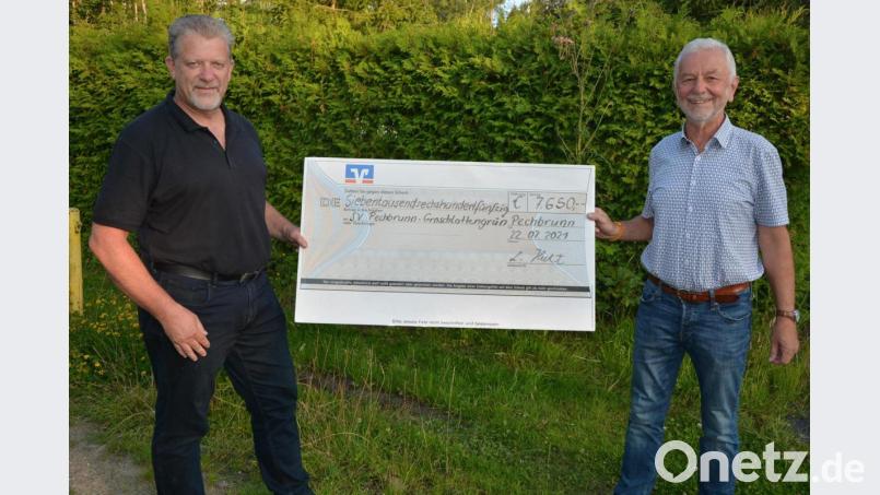 Mit einem Scheck über 7650 Euro überraschte Fördervereinsvorsitzender Ludwig Hecht (rechts) den neuen Vorsitzenden Roland Zeitler. Bild: jr