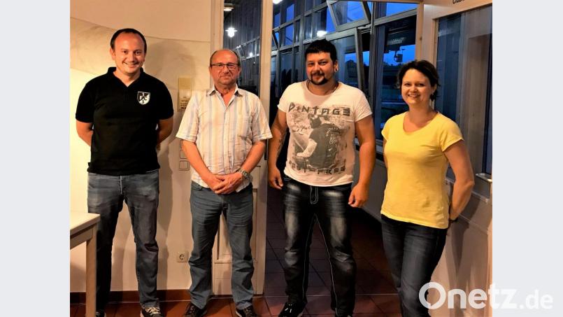 Thomas Sommerer (Zweiter von rechts) folgt auf Franz Gebert (Zweiter von links) im Amt des Kassiers. Mit im Bild: Spartenleiter Markus Pasurka (links) und seine Stellvertreterin Kerstin Duschl (rechts). Bild: Markus Thiermann/exb