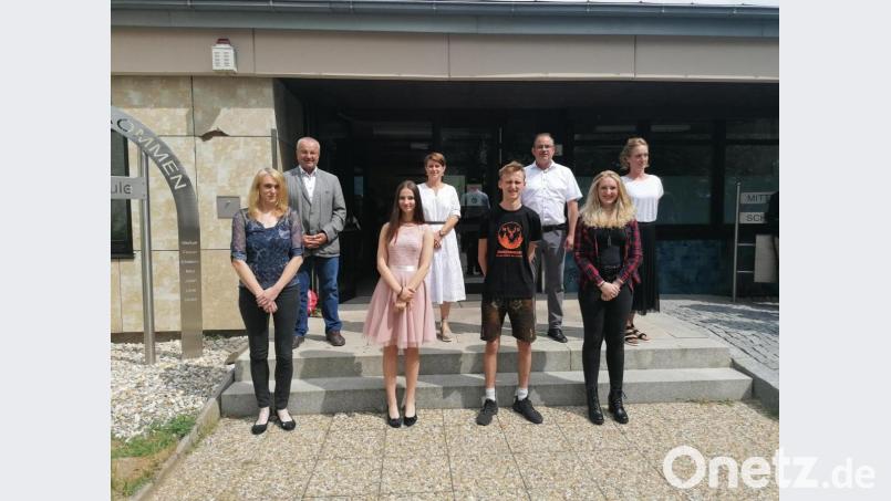Die Ehrengäste und Lehrer gratulierten den besten Absolventen Marina Lorenz (Dritte von links), Bastian Raab (Vierter von rechts) und Lena Röckl (Zweite von rechts). Bild: ral