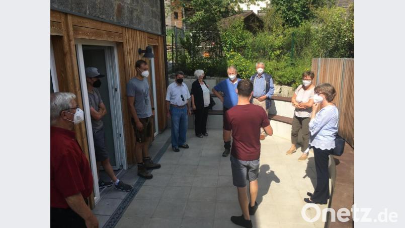 Manfred Schwanitz (Dritter von links) und Matthias Grundler (Vierter von rechts) zeigen den Besuchern die mit Sitzstufen gestaltete Terrasse, die vom Jugendraum zugänglich ist. Bild: cro