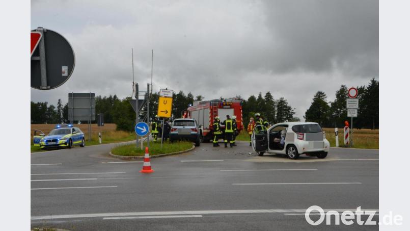 Der BMW-X-3-Fahrer bleibt erst auf der Verkehrsinsel stehen, nachdem er die Vorfahrt der 83-jährigen Toyota-Fahrerin nicht beachtet hat. Bild: dob