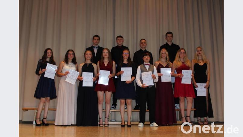 Stolz halten die Einser-Absolventen der Klasse 10c ihr Abschlusszeugnis in Händen. Bild: jzk