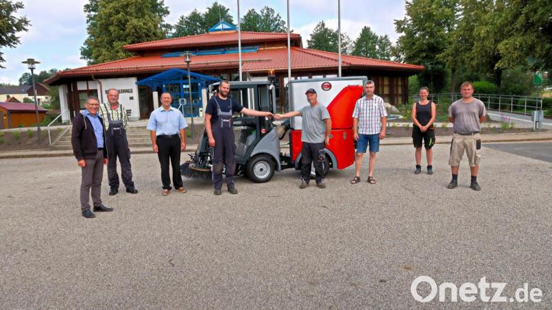 Landmaschinenhändler Tobias Roth (Vierter von links) übergibt an Bauhofmitarbeiter Manuel Wick (Vierter von rechts) die Schlüssel für den Geräteträger Citymaster 650. Weiter im Bild (von links) Bürgermeister Oskar Schuster, Seniorchef Willi Roth, Marc Morgenstern, Verkaufsleiter der Firma Hako, Kämmerer Bernhard Schmidt und die Mitarbeiter des Bauhofs, Tanja Tretter-Wöhrl und Sebastian Schultes Bild: bsc