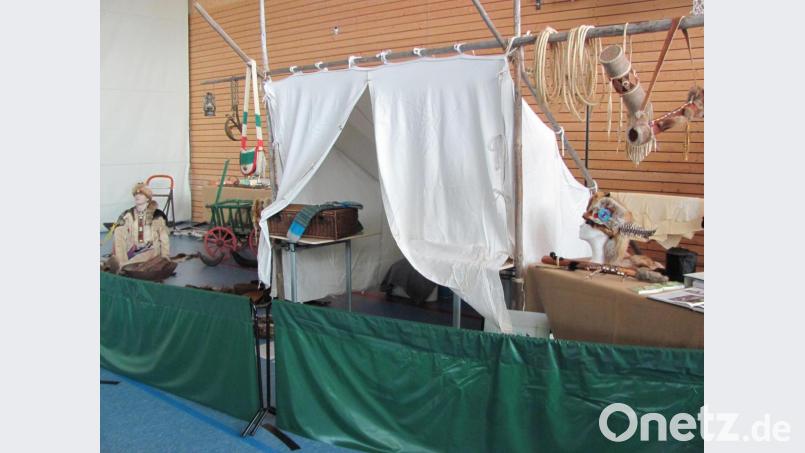 Faszinierend war eine Aussstellung in der Turnhalle mit Trapperbehausung, Schmuck, Kleidung und Fellen und einem alten Hundeschlitten. Bild: sei