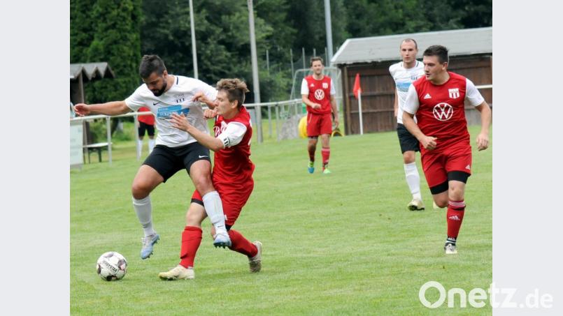 Der Waldershofer Christian Heinrich (links) wird in dieser Szene von den Konnersreuthern Jonas Braunschläger (Mitte) attackiert. Dessen Teamkollege Lukas Baumgärtner verfolgt die Szenerie. Bild: heh