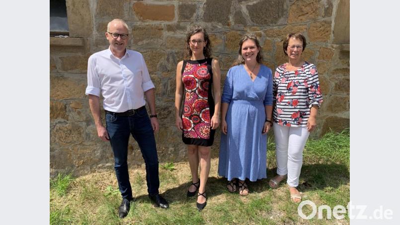 AOVE-Sprecher Bürgermeister Bernhard Lindner (von links), AOVE-Geschäftsführerin Katja Stiegler und die Projektleiterin der AOVE-Koordinationsstelle „Alt werden zu Hause“, Monika Hager (rechts), begrüßen Janett Maaß (Zweite von rechts), die künftig Demenzprojekte umsetzen wird. Bild: Barbara Birner/exb